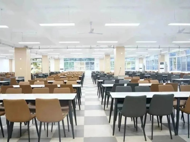 舌尖上(shàng)的(de)盛世校(xiào)園，萬事(shì)利學校(xiào)飯堂開(kāi)業(yè)